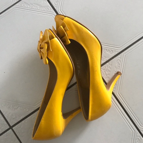 Olive des Olive brand. Yellow peep toe slip ons - Picture 4 of 4